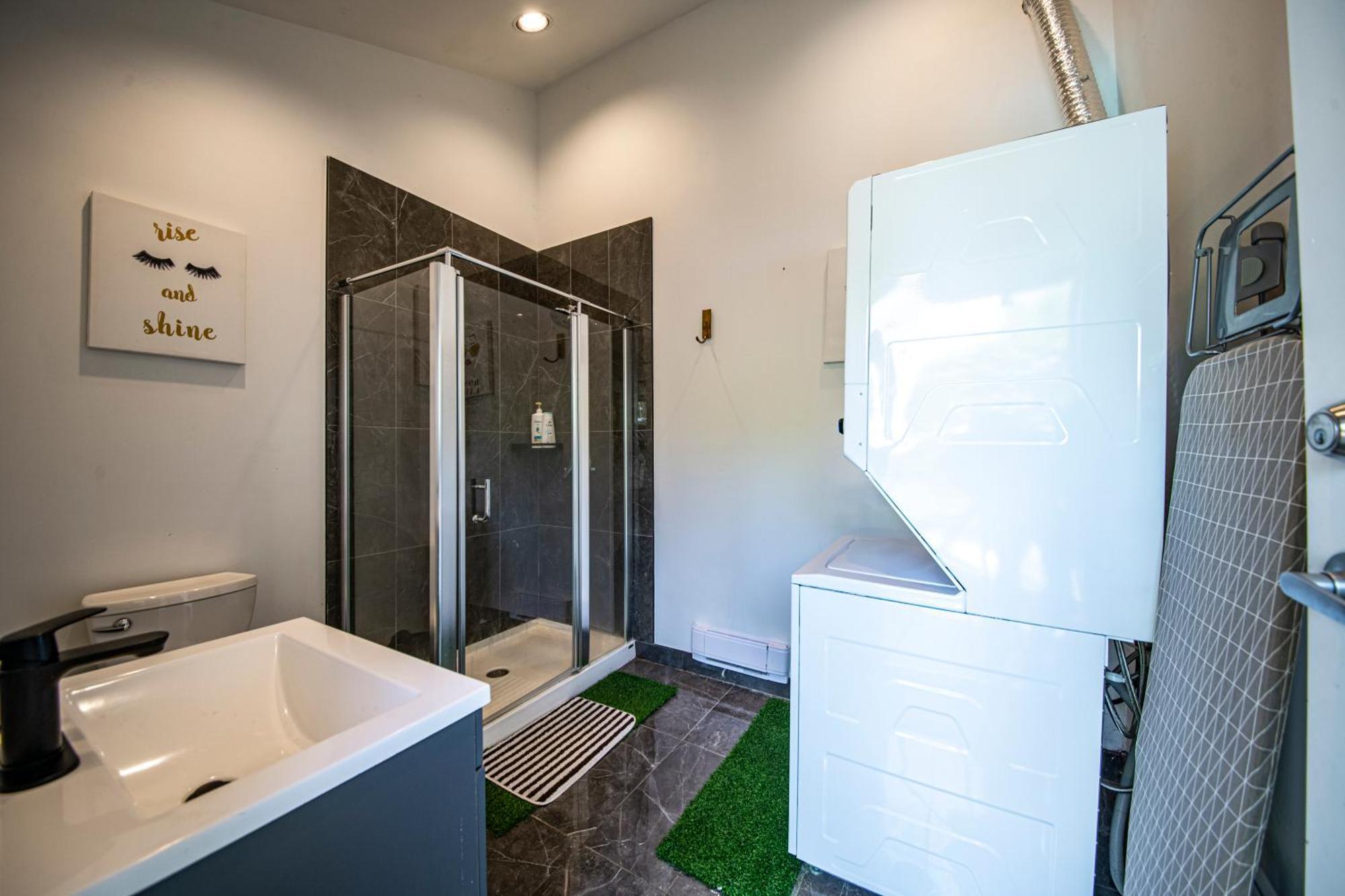 Seymour Private Bedroom, Ensuite Bathroom With Shared Pool, Hot Tub With Views North Vancouver Exterior photo